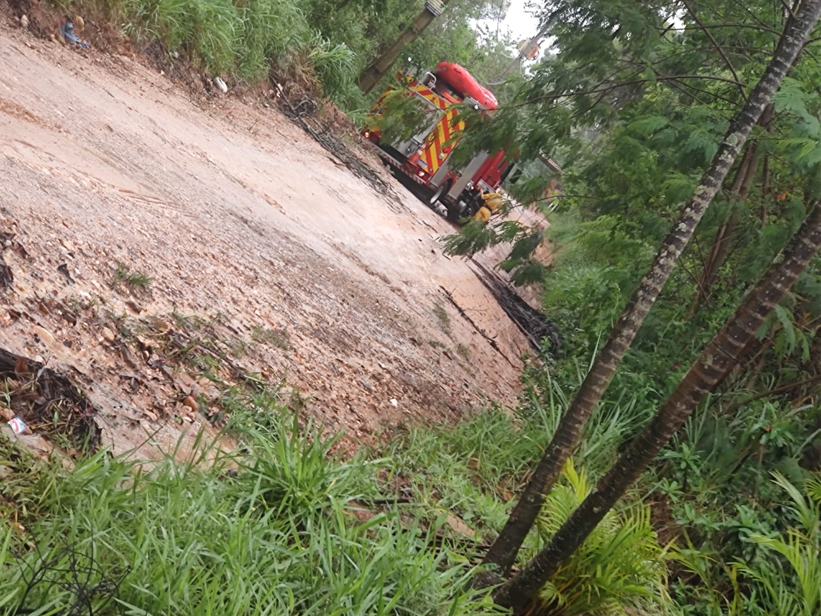 Caminhão dos Bombeiros fica atolado no Guacuri